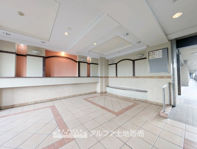 レクセルプラッツァ福生弐番館のエントランス|【A warm space】◆心がほどける場所◆
ゆとりある空間が、日常に静かな余白をつくる住まい。人を迎えることが自然になり、暮らしのリズムも穏やかに整っていく。