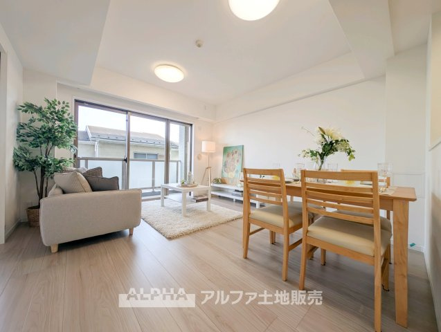 レクセルプラッツァ福生弐番館の居間・リビング|【Gathering Place】
◆人を招きたくなる◆
友人とのホームパーティーや、ご親族との食事会など、大切な人と過ごす時間をより心地よく演出するリビングです。