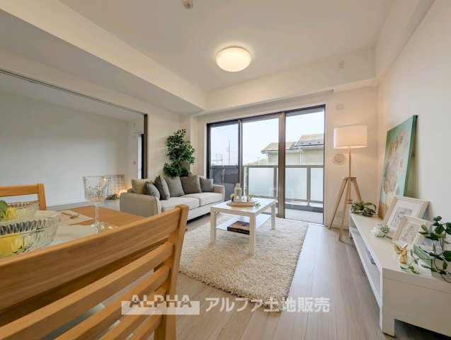 レクセルプラッツァ福生弐番館の居間・リビング|【Living Room】
◆家族時間を育む◆
朝は食卓を囲み、昼はお子様の遊び場、夜は家族団らんのひととき。時間帯ごとに異なる役割を担い、暮らしの中心となるリビングです。