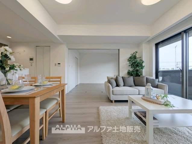レクセルプラッツァ福生弐番館の居間・リビング|【Living Space】
◆暮らしの中心◆
家族との団らんや来客時のおもてなし、お子様の遊び場や学習スペースなど、さまざまなライフシーンに対応するリビングです。