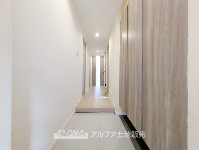 レクセルプラッツァ福生弐番館の玄関|【Welcome Space】
◆玄関◆帰宅時にほっとできる、穏やかな空気感の玄関。整った空間が日々の切り替えを自然にサポートし、来客時にも好印象を与えます。