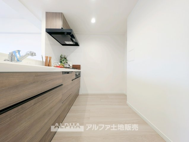 レクセルプラッツァ福生弐番館のキッチン|【Timeless Kitchen】
◆暮らしの真ん中にある場所◆毎日の食事も、何気ない会話も自然と集まるキッチンスペース。空間に調和するデザインが、過ごす時間そのものを心地よく変えてくれる。
