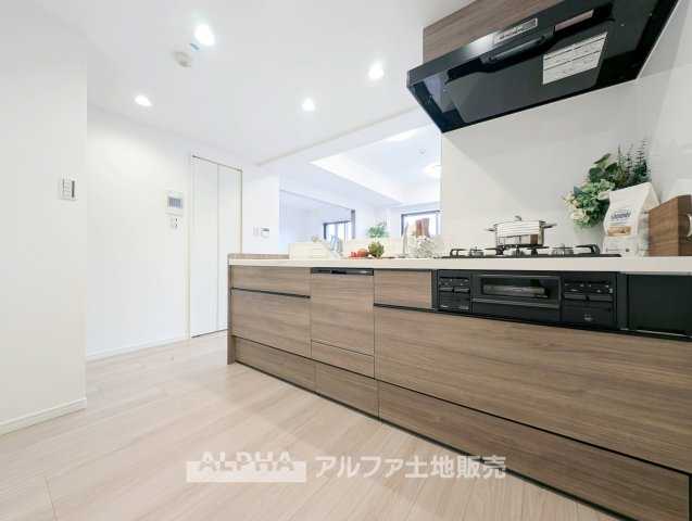 レクセルプラッツァ福生弐番館のキッチン|【Daily Comfort】
◆毎日を整える空間◆使いやすさに配慮されたキッチンは、料理をする時間まで楽しく感じられる場所。暮らしのリズムに自然と馴染み、心地よい日常を演出します。