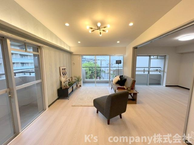 茅ヶ崎市茅ヶ崎　パークタウン茅ヶ崎6号棟の居間・リビング|家具の配置があり、入居後の生活のイメージがわきやすいです◇