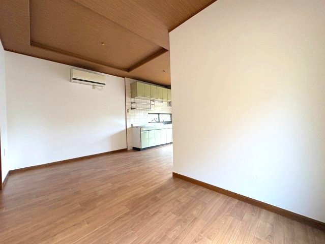 青葉丘戸建の居間・リビング