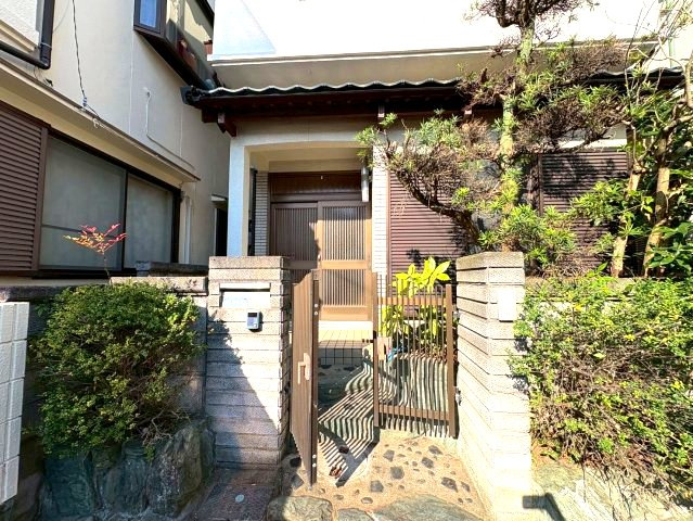 青葉丘戸建のエントランス