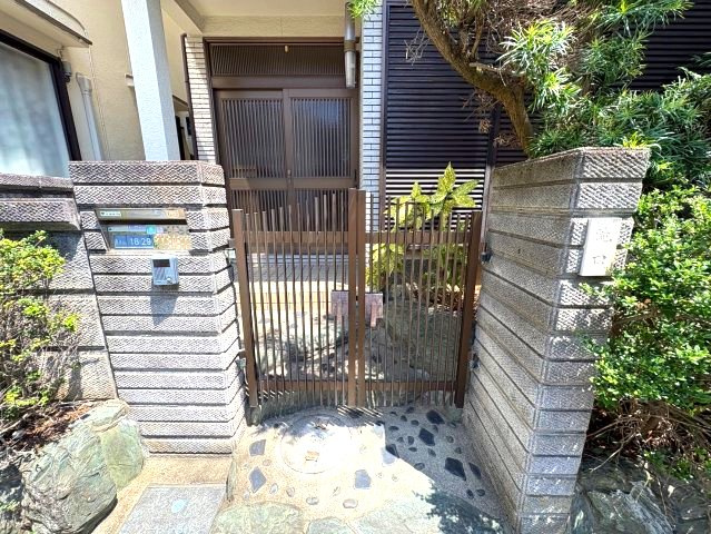 青葉丘戸建のエントランス