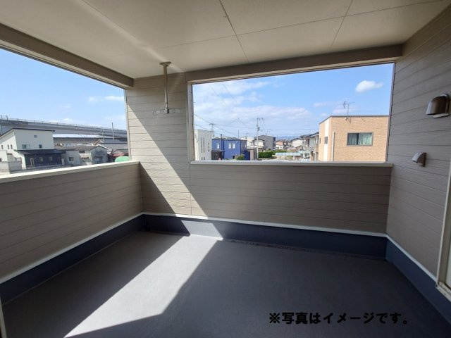 クレイドルガーデン高松市上林町第２　１号棟のバルコニー|完成予想図
天候に左右されず使用できるインナーバルコニー付きです。雨の日でも洗濯物を干すことができます。天気の良い日は強い日差しを避けられるの紫外線アレルギーの方にも安心です。