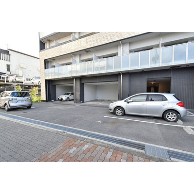 【駐車場】 | アドバンス新大阪ウエストゲート | 駐車場があるので、車を買う予定の方も安心です