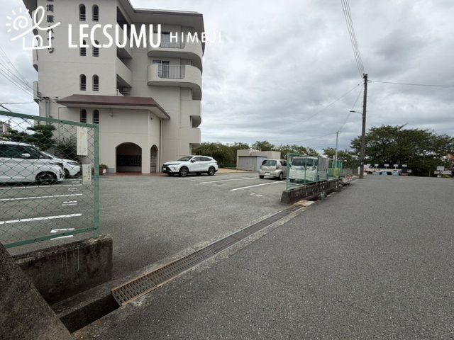 北河原ハイツの駐車場