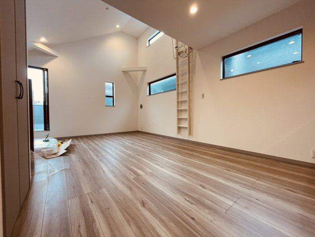 【居間・リビング】 | 中野区江原町３丁目　新築戸建て　B号棟 | 【C号棟】家族の笑顔が自然と集まる、明るく開放的なLDKです