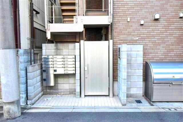 荒川区東日暮里２丁目のアパートのエントランス