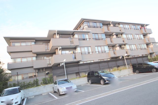 グランドパレス学園前Ｃ棟の駐車場
