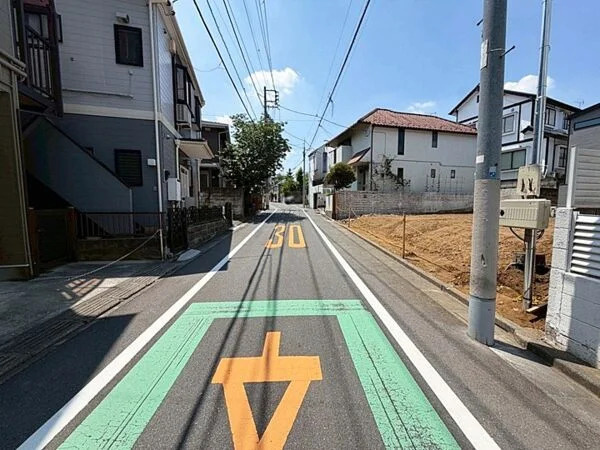 中野区江古田2丁目　安心の住環境　車庫付き戸建　最終1棟の前面道路含む現地写真