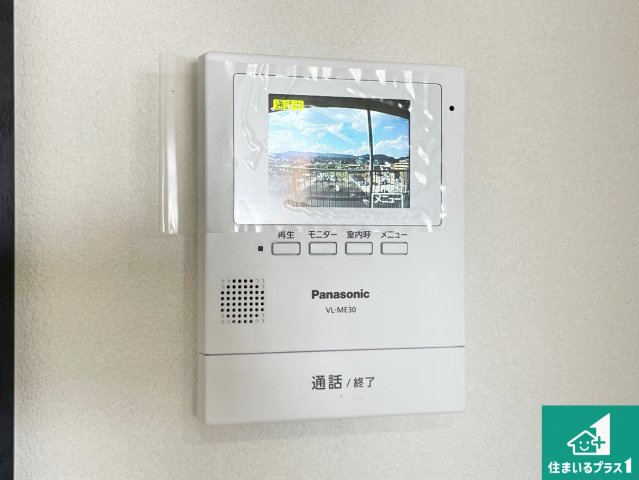 フルーレ伊丹の防犯設備|カラーモニターインターホン！声だけでなく来訪者の姿や顔がモニターで確認できるので、小さなお子様がいらっしゃるご家庭でも安心できます！