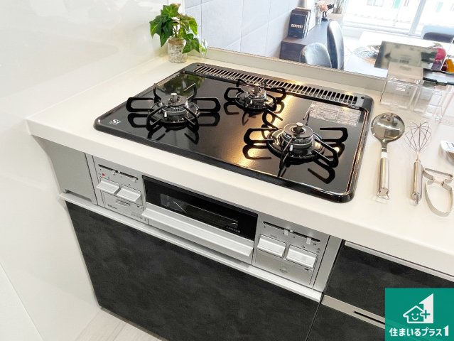 フルーレ伊丹の設備|ダブル高火力Ｓｉセンサー付きコンロ！３口あるので、まとめて料理をする時も大活躍！