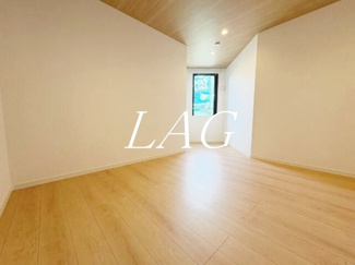 【居間・リビング】 | 町屋ＰｒｉｍｅＣｏｕｒｔ | 洋室のお部屋です。