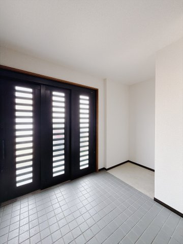 【中古戸建】伊勢崎市東小保方町の洋室|■玄関｜ひろーい玄関です♪大きめのベビーカーやゴルフバックなど収納が難しい物もしっかり収納できます♪