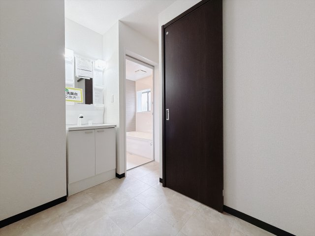 【中古戸建】伊勢崎市東小保方町の独立洗面台|■洗面室｜ゆとりのある洗面脱衣室ではお子様と並んで歯磨きもできるので一緒に成長を楽しめます♪ひろびろとした洗面室で、朝の準備も楽しくなります☆.*