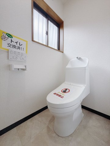 【中古戸建】伊勢崎市東小保方町のトイレ|■トイレ｜白を基調としたトイレになってます♪窓付きなので常に綺麗を保てます♪