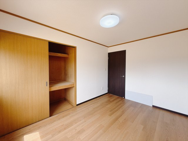 【中古戸建】伊勢崎市東小保方町の洋室|■洋室｜ナチュラルカラーの床です。模様替えなどとても楽しく工夫できます♪陽当たり、風通しもとても良いので毎日快適な生活スタートです！子供部屋にも良いですね♪