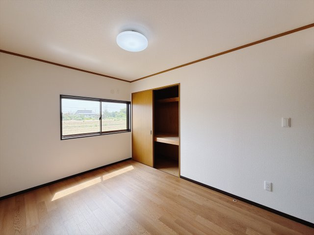 【中古戸建】伊勢崎市東小保方町の洋室|■洋室｜各居室には収納をご用意しています♪常にお部屋を綺麗に保てます！小さなお子様も自然とお片付けができるようになるのでうれしいですよね！