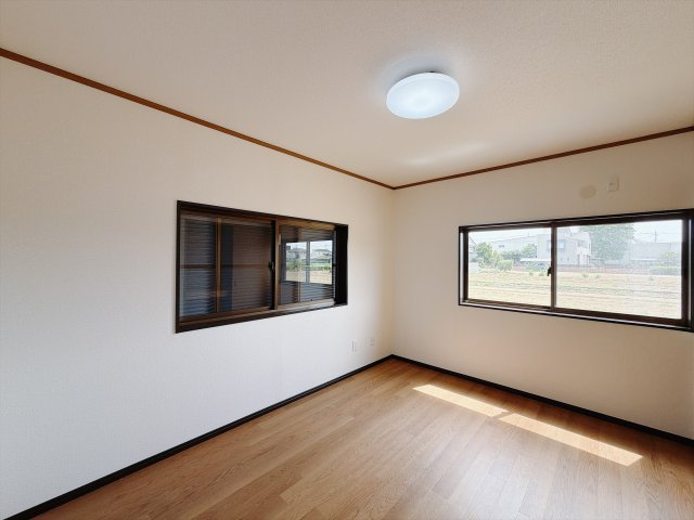 【中古戸建】伊勢崎市東小保方町の洋室|■洋室｜2面採光で明るい1階の洋室。フローリングなので、お掃除がしやすいです♪大きな収納もあって嬉しい！