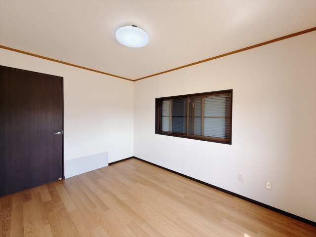 【中古戸建】伊勢崎市東小保方町の洋室|■洋室｜お子様の一人部屋にピッタリな洋室。木のぬくもりを感じるフローリングは、天然木の味わいが時とともに深みを増していきます。また、傷にも強く、フリーワックスでお手入れもラクラクです♪