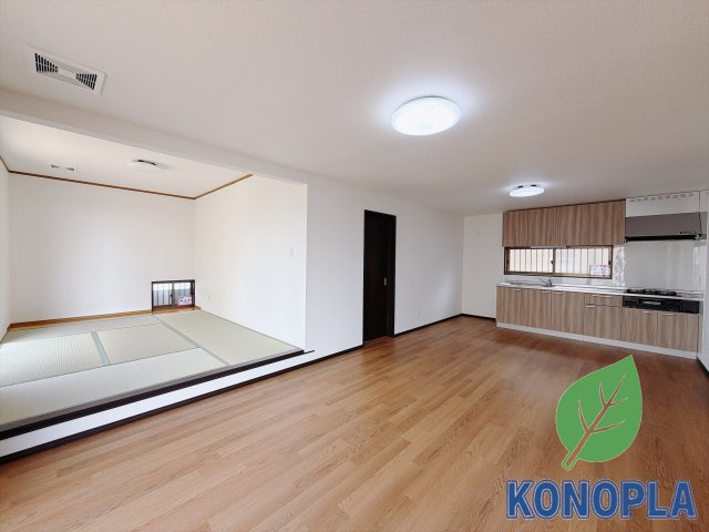 【中古戸建】伊勢崎市東小保方町の居間・リビング|■リビング｜木製で懐かしさのある家具やアンティーク調の小物に囲まれてレコードを流したり小説を読んだり…そんな心ときめく暮らしをしませんか？