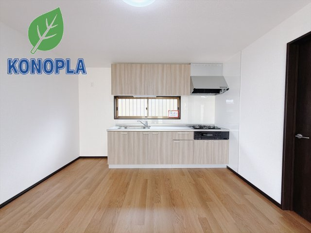 【中古戸建】伊勢崎市東小保方町のキッチン|■キッチン｜ワークトップ下には、圧力鍋やパスタ鍋などのかさばる調理器具もラクラク収納可能なスライド収納！ものが溢れがちなキッチン回りもスッキリきれいに管理ができます♪