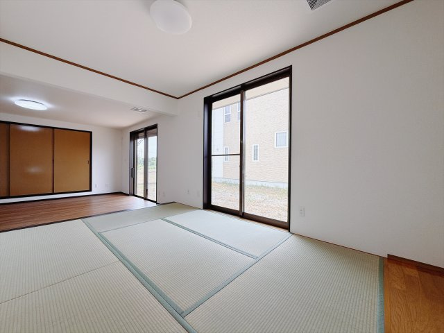 【中古戸建】伊勢崎市東小保方町の和室|■1階和室｜和室でしか味わえない畳ならではの香りや素材で和のやすらぎを感じてください♪休日はお子様とお昼寝するのにも最適です！