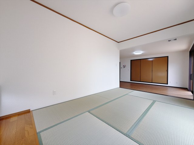 【中古戸建】伊勢崎市東小保方町の和室|■1階和室｜リビングと繋がっている和室は、お子様の様子を見守りながらお洗濯物を畳んだり、家事の合間のちょっとした休憩やのんびりお昼寝にも♪セカンドリビングとしてもお使いいただけます。