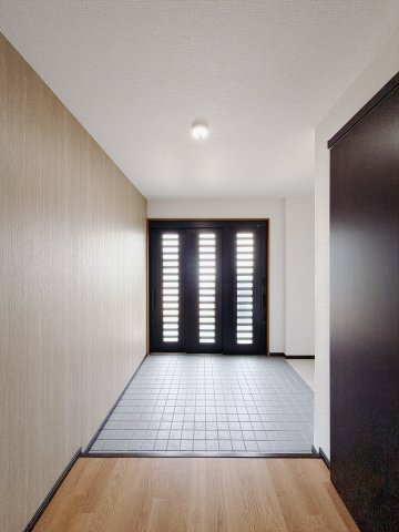 【中古戸建】伊勢崎市東小保方町の玄関|■玄関｜「玄関から、我が家を心地よく。自然の風や光を感じられる気持ちのいい玄関へ。