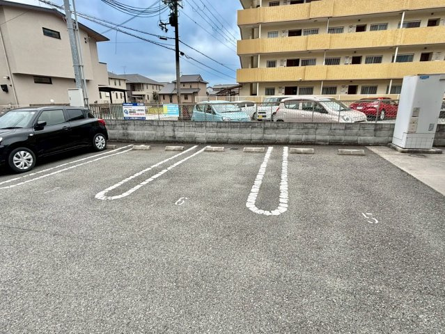 テラスアルブールの駐車場