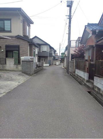 野田市柳沢　中古戸建　平成16年築の前面道路含む現地写真