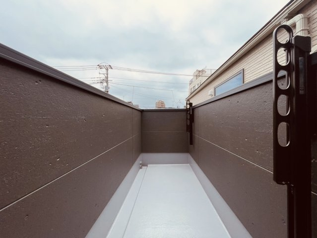 【バルコニー】 | 中野区江原町３丁目　新築戸建て　C号棟 | 陽当たりの良いバルコニーで洗濯物も快適に乾きます