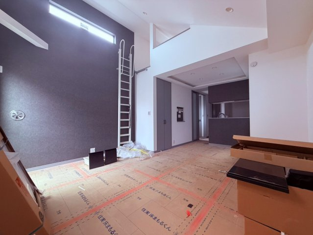 【居間・リビング】 | 中野区江原町３丁目　新築戸建て　C号棟 | 【B号棟建築中】家族の笑顔が自然と集まる明るく開放的なLDK