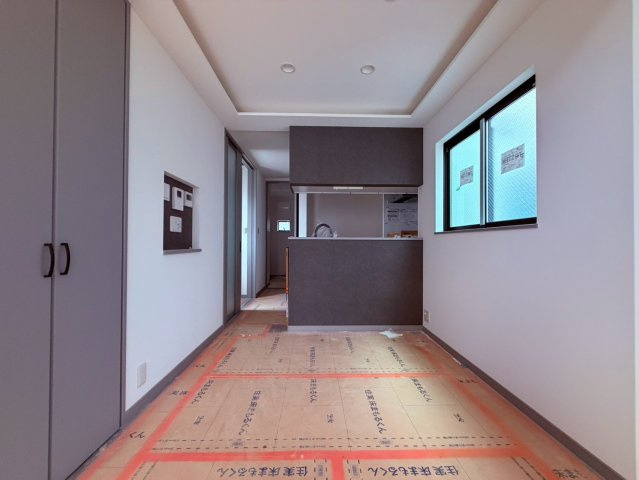 【居間・リビング】 | 中野区江原町３丁目　新築戸建て　C号棟 | 【B号棟建築中】毎日の暮らしを豊かに彩る、明るいLDK空間
