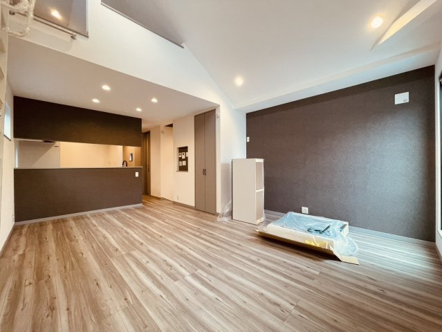 【居間・リビング】 | 中野区江原町３丁目　新築戸建て　C号棟 | 毎日の暮らしを豊かに彩る、明るく心地よい団らん空間