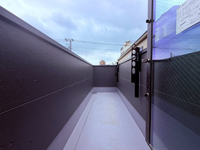【バルコニー】 | 中野区江原町３丁目　新築戸建て　C号棟 | 陽当たりの良いバルコニーで洗濯物も快適に乾きます
