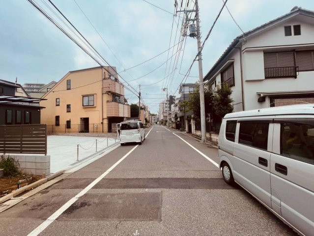 【前面道路含む現地写真】 | 中野区江原町３丁目　新築戸建て　C号棟 | 落ち着いた街並みに囲まれた、心地よい前面道路です
