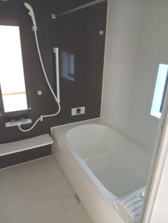 【浴室】 | 厚木市三田2丁目 築浅中古戸建て | 追焚き給湯・浴室乾燥機+窓