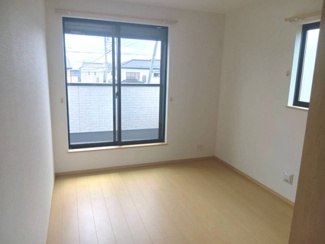 【洋室】 | 厚木市三田2丁目 築浅中古戸建て | 2面採光・南東向き：洋室6帖（2階西）
