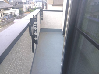 【バルコニー】 | 厚木市三田2丁目 築浅中古戸建て | 二部屋から行き来できる南東向きバルコニー
