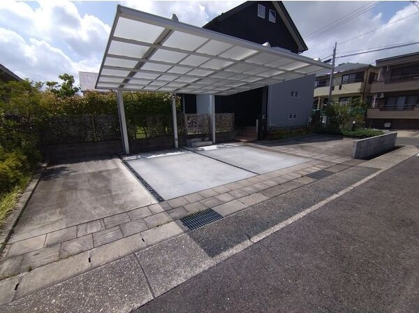 貴船１丁目貸家の駐車場