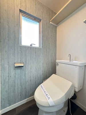 【トイレ】 | シャルムすみれが丘 | トイレは温水洗浄便座付き♪人気のバストイレ別です♪窓のあるトイレで換気もOK☆上部にはトイレットペーパーなどの小物を置ける棚付きです♪