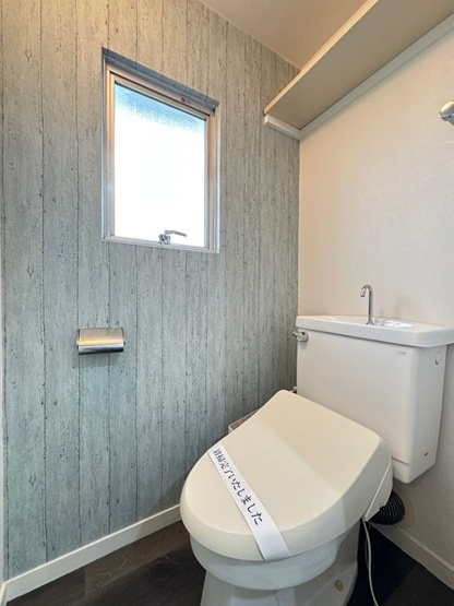 【トイレ】 | シャルムすみれが丘 | トイレは温水洗浄便座付き♪人気のバストイレ別です♪窓のあるトイレで換気もOK☆上部にはトイレットペーパーなどの小物を置ける棚付きです♪