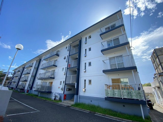 【外観】 | シャルムすみれが丘 | ブルーライン「中川」駅まで徒歩圏内！鉄筋コンクリートの4階建てマンションです☆近隣にはコンビニや飲食店なども並んでいます♪