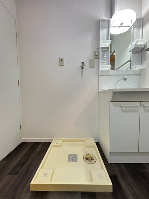 【設備】 | シャルムすみれが丘 | 洗面所にある室内洗濯機置き場です♪防水パンが付いているので万が一の漏水にも安心です！