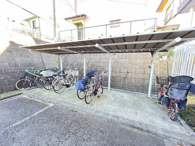 【その他共用部分】 | シャルムすみれが丘 | 屋根付きの駐輪場があるので雨が降っても安心です☆自転車はちょっとした移動手段に便利ですよね！